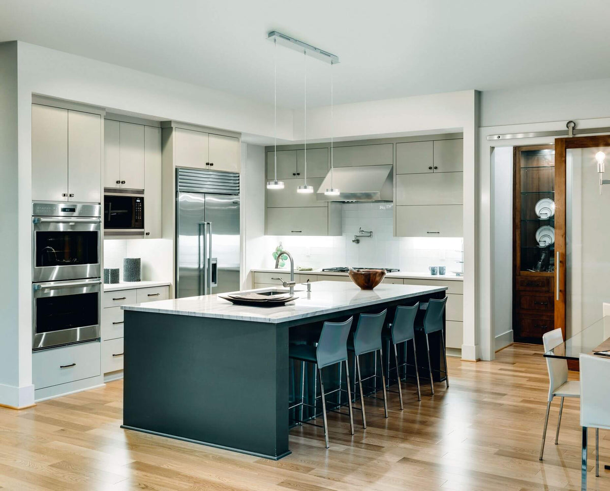 Mise en ambiance du luminaire suspendu au-dessus d'un îlot de cuisine moderne