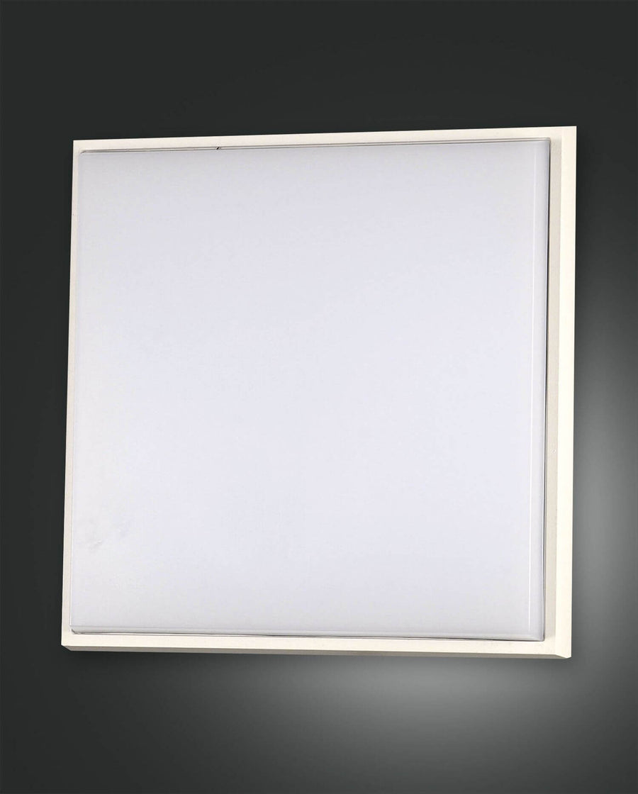 Vue de face du plafonnier carré blanc, cadre fin et diffuseur opalin uniforme