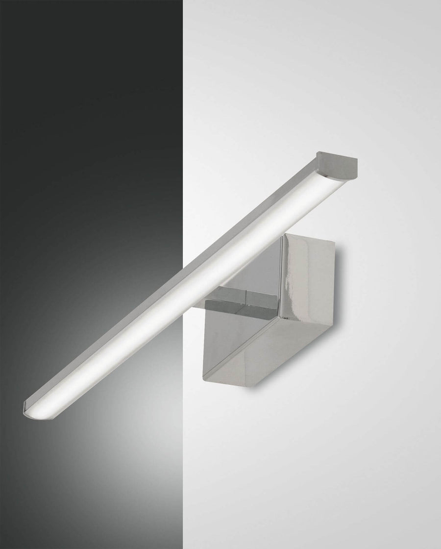 Vue de trois quarts d'une applique murale chromée avec long tube lumineux LED