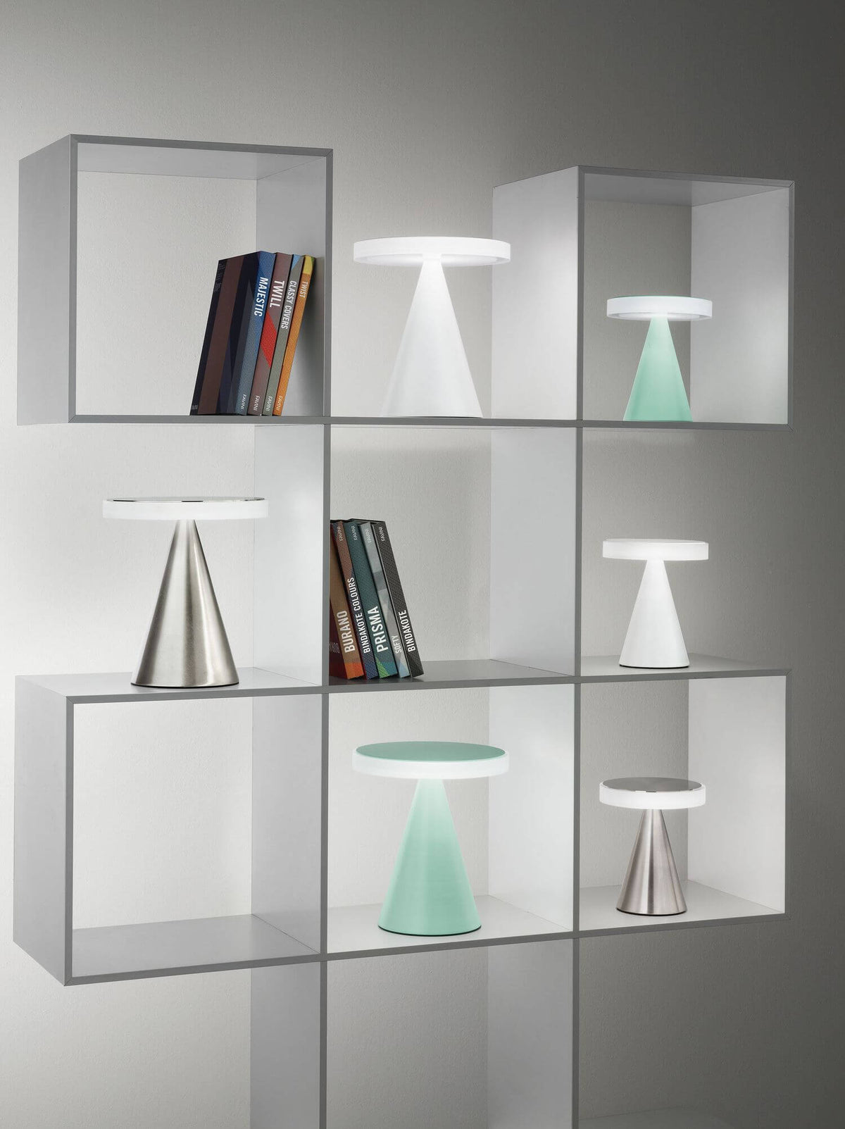 Mise en ambiance sur étagère blanche, plusieurs lampes aux coloris vert et chrome