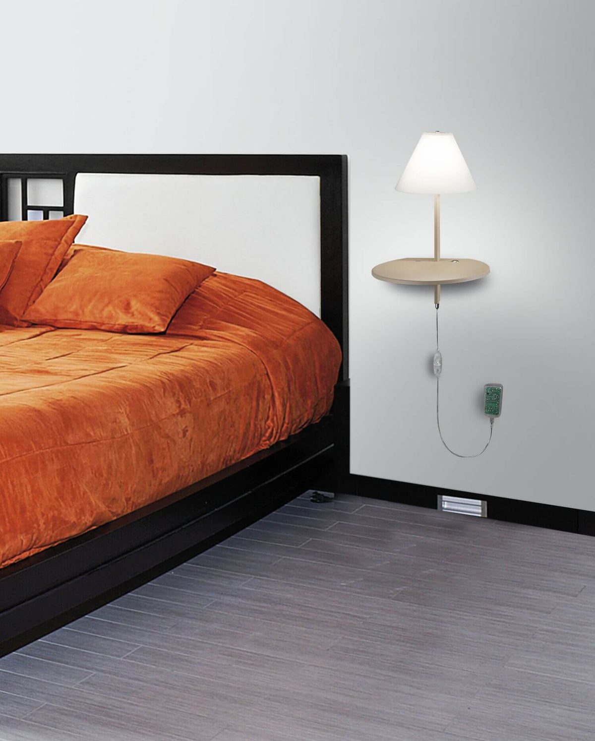 Mise en ambiance de l'applique fixée au mur près d'un lit à couverture orange