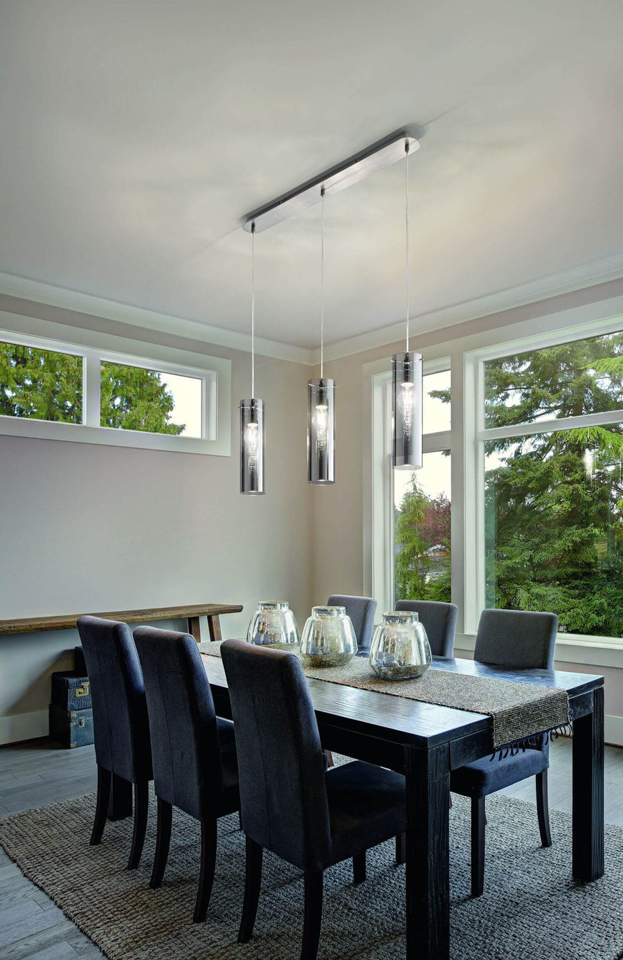 Suspension trois lumières installée au-dessus d'une table dans une salle à manger