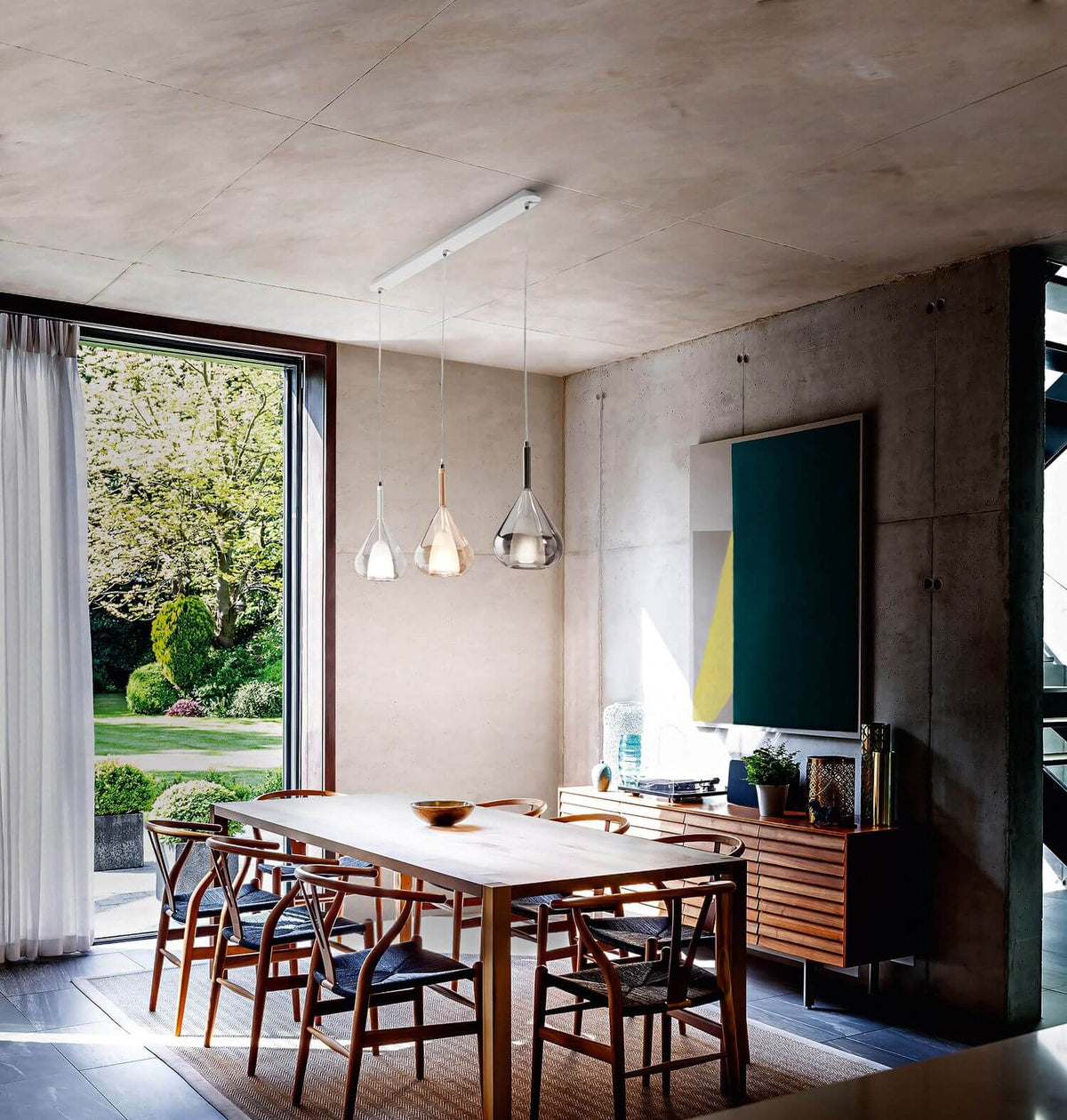 Mise en ambiance au-dessus d'une table à manger en bois, intérieur contemporain lumineux