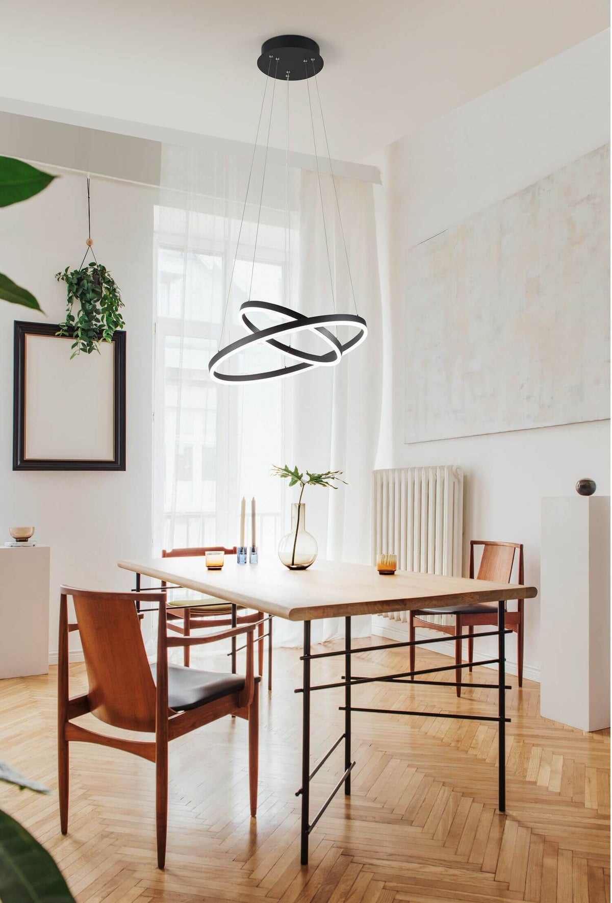 Mise en ambiance du luminaire au-dessus d'une table à manger en bois clair