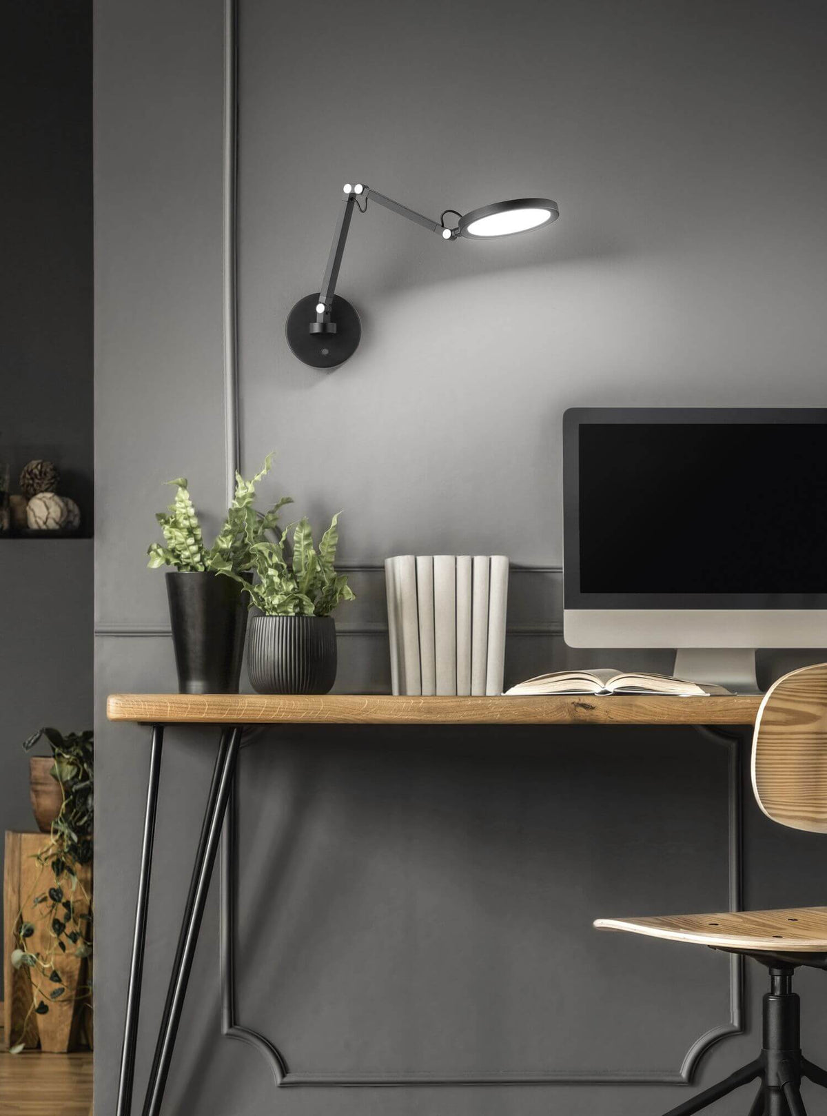 Mise en ambiance au-dessus d'un bureau en bois, avec écran, plantes et chaise