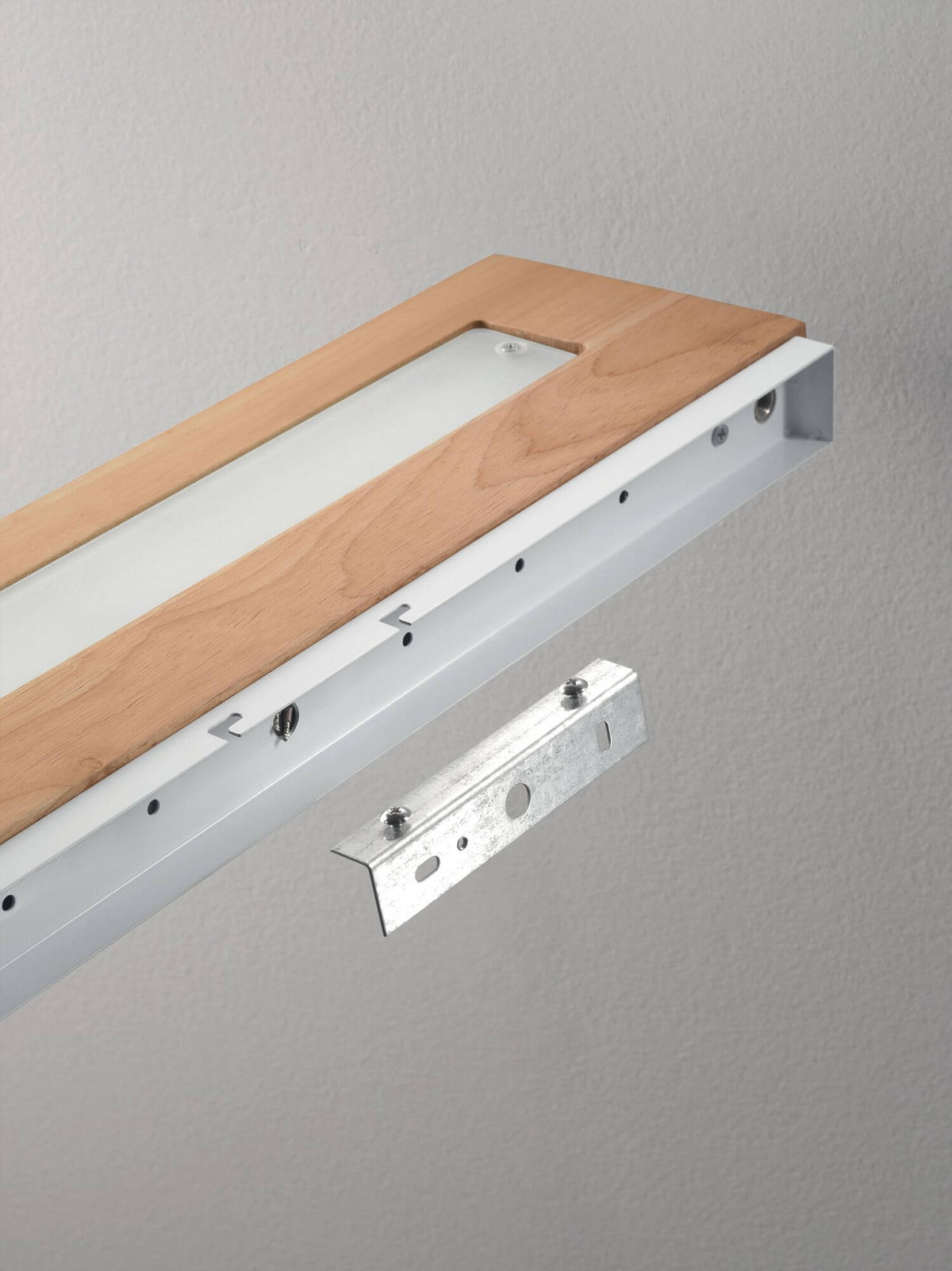 Détail du profilé blanc, du cadre bois et du support métallique de fixation