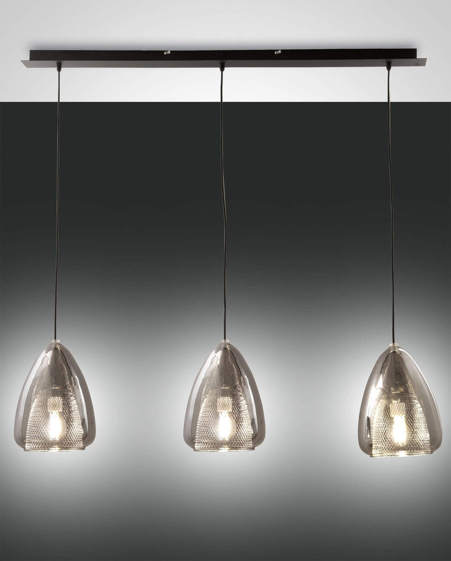Vue de face d'une suspension trois lumières à abat-jours en verre fumé et grille intérieure
