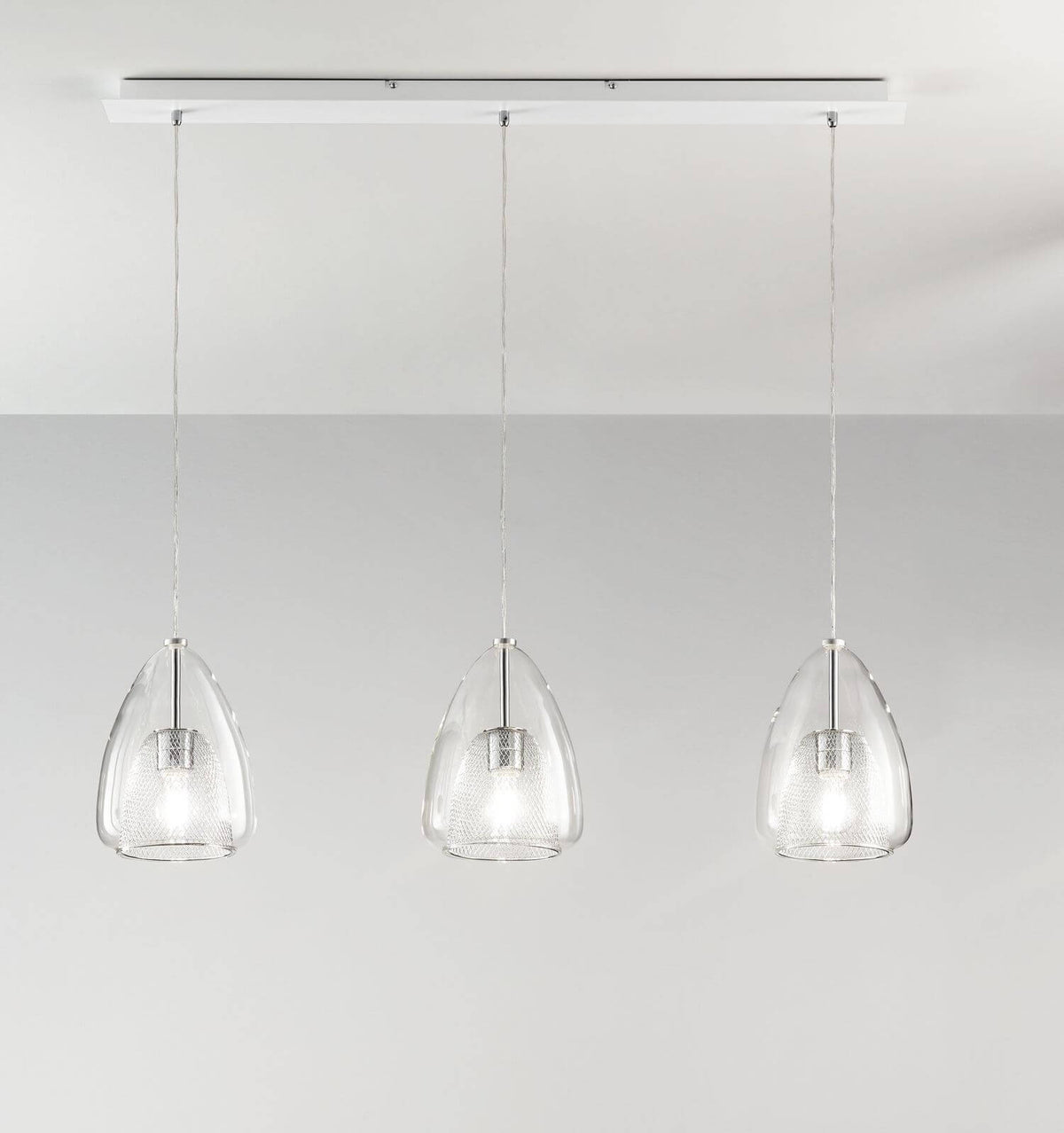 Même luminaire sur fond blanc, montrant la barre de fixation et les câbles