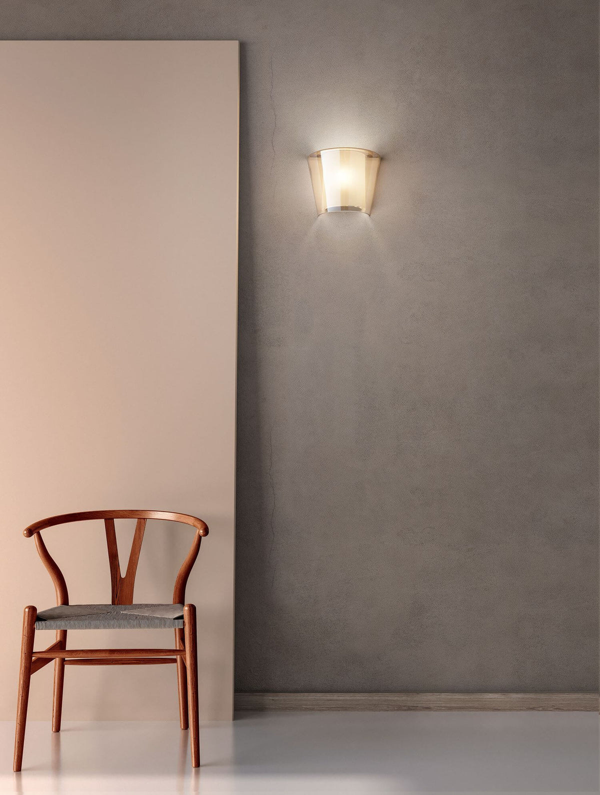 Mise en ambiance : applique murale ambrée sur mur gris, chaise en bois au premier plan