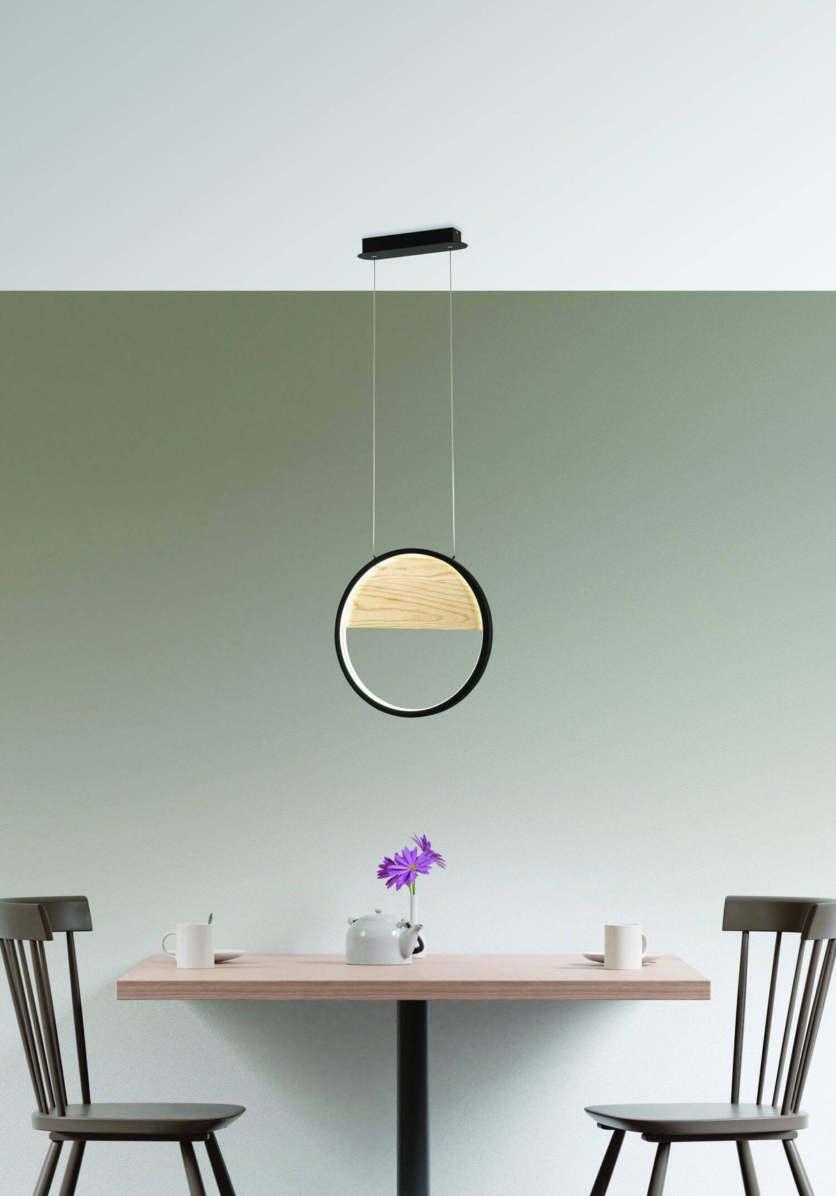 Mise en ambiance au-dessus d'une table à manger, suspension allumée éclairant la scène.