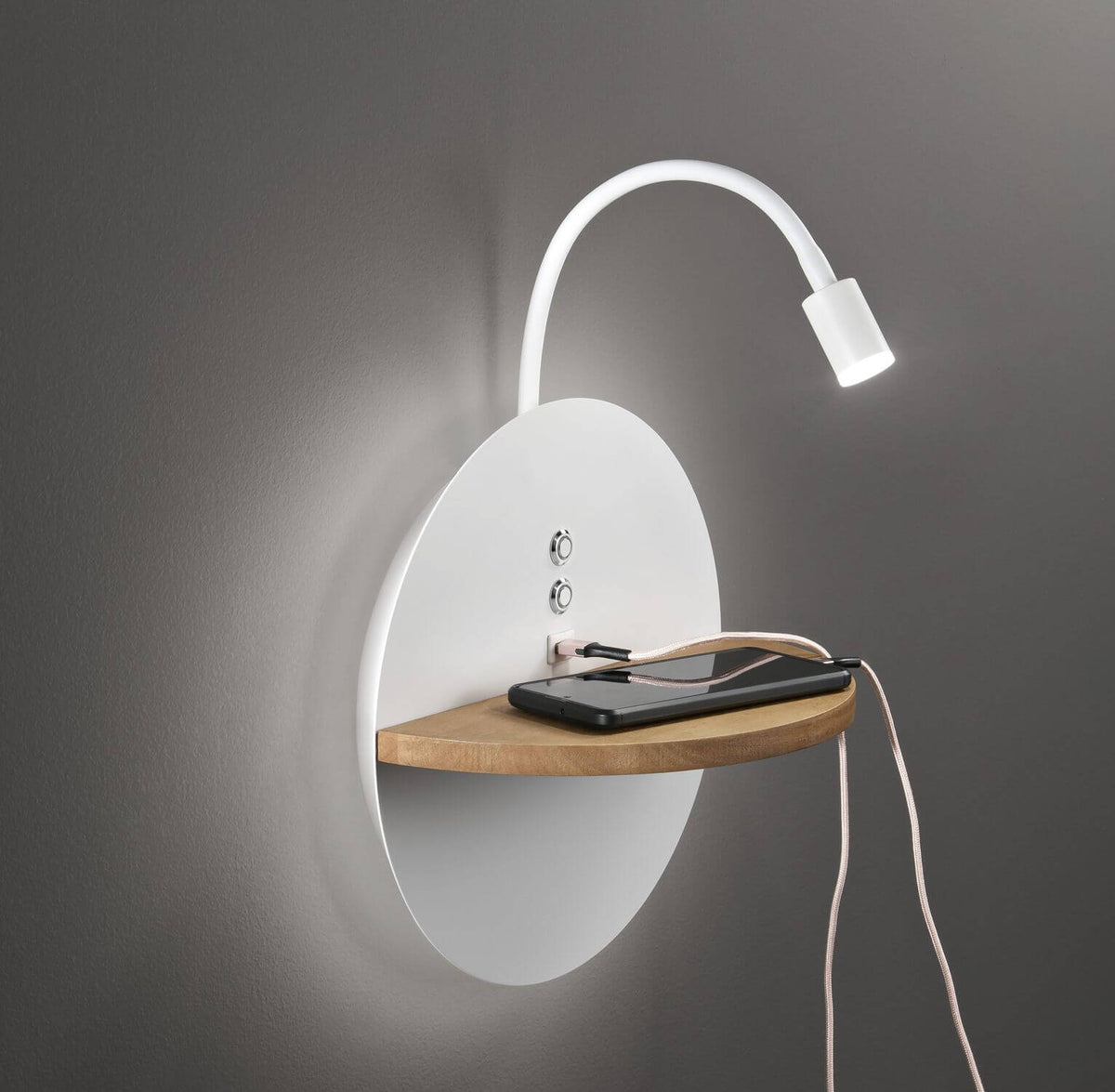 Mise en ambiance, smartphone en charge sur l'étagère et bras de lecture flexible allumé