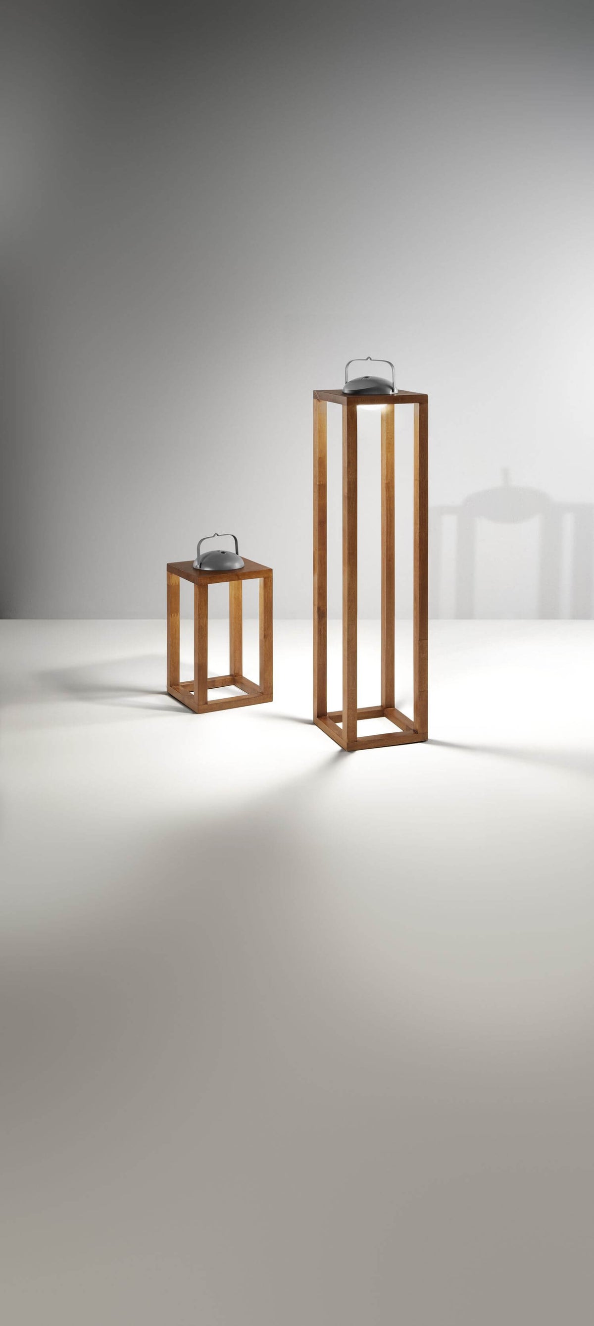 Deux lampes de tailles différentes côte à côte, structures en bois et modules d'éclairage identiques.