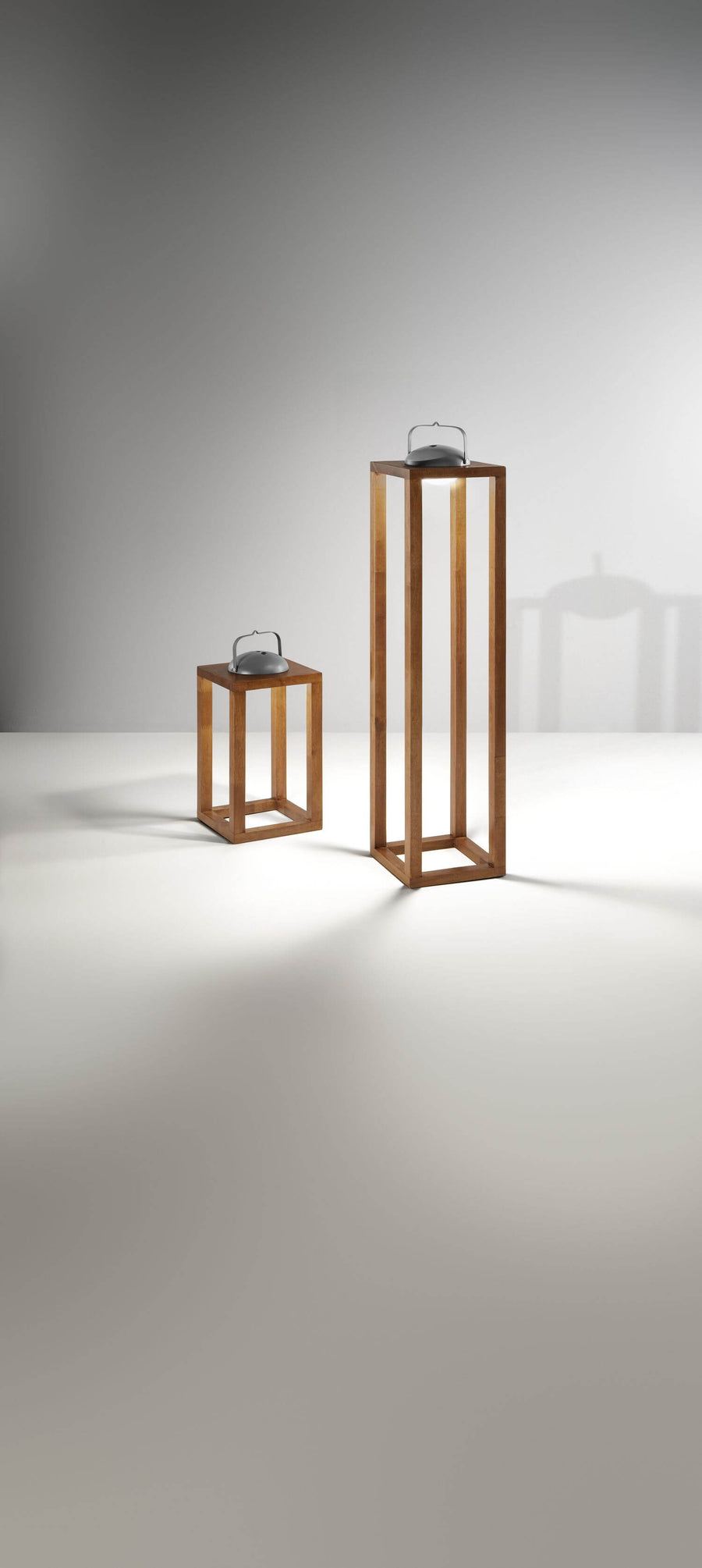 Deux lampes de tailles différentes côte à côte, structures en bois et modules d'éclairage identiques.