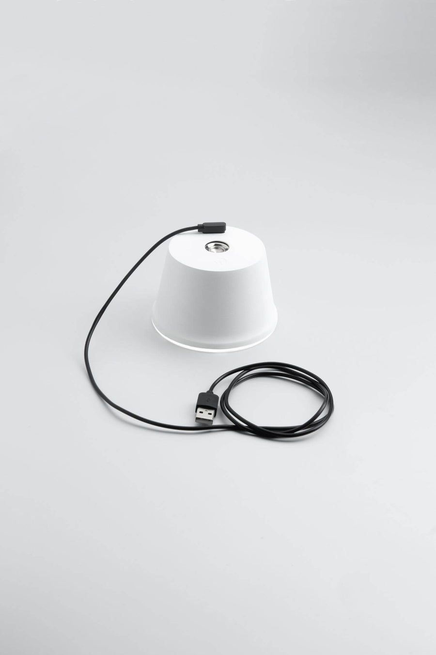 Abat-jour blanc vu de dessus avec câble de recharge USB enroulé