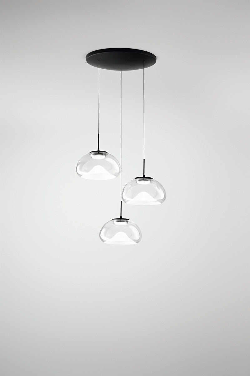Plan serré sur les trois diffuseurs transparents et la base circulaire noire de la suspension.
