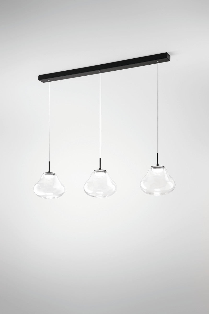 Luminaire suspendu trois verres transparents et barre noire, présenté de face sur fond uni.