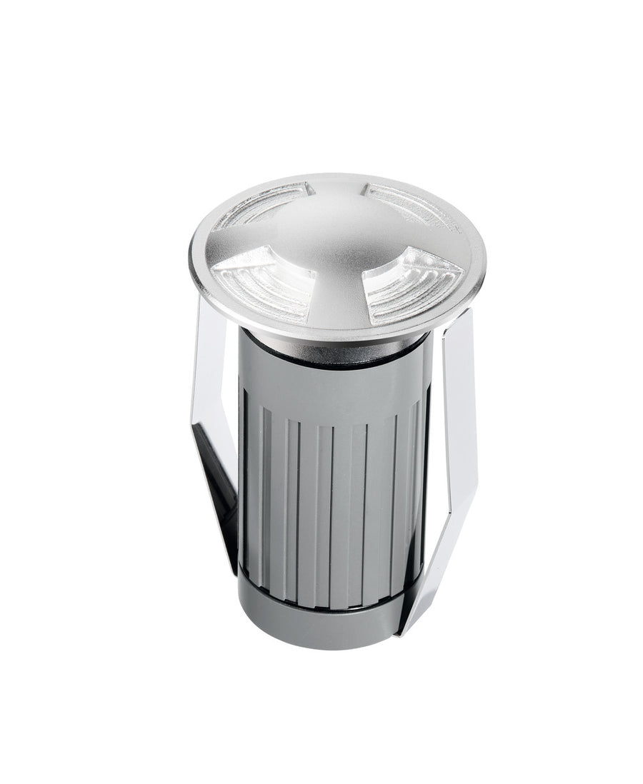Vue plongeante sur la tête ronde en inox brossé avec verre strié en croix