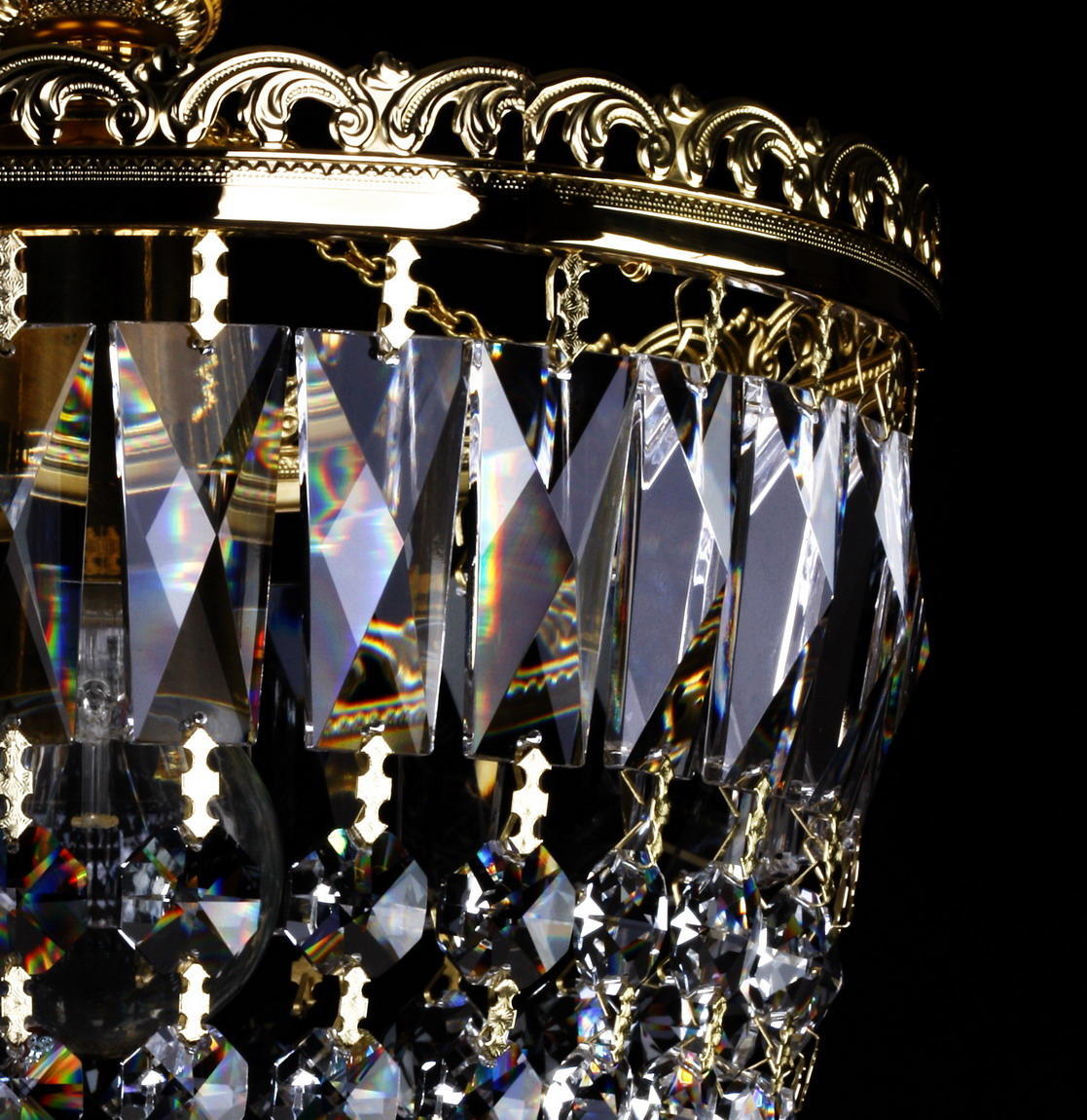 Détail des pendants de cristal taillé aux reflets irisés et du cerclage doré ajouré