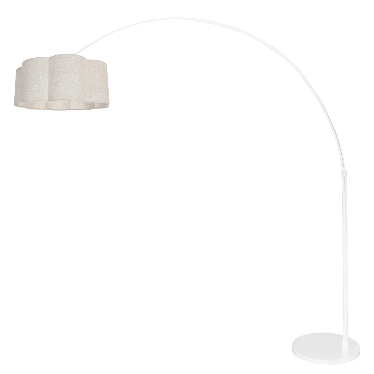 Lampadaire arc blanc présenté de profil, abat-jour crème et base ronde