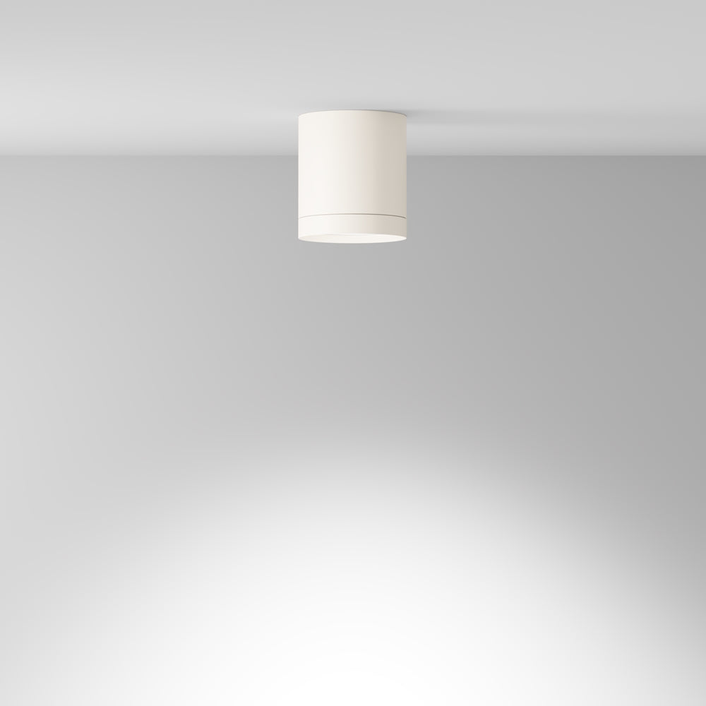 Petit plafonnier blanc installé au plafond, éclairant une pièce vide