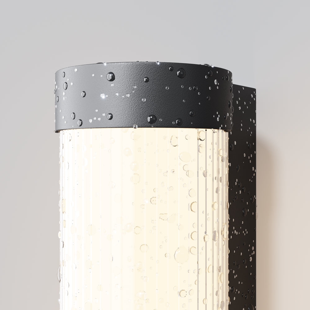 Gouttes d'eau sur le capuchon noir et le diffuseur, test d'étanchéité extérieure.