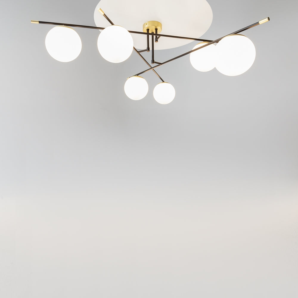 Autre angle plongeant montrant les six sphères lumineuses et les fines tiges dorées.