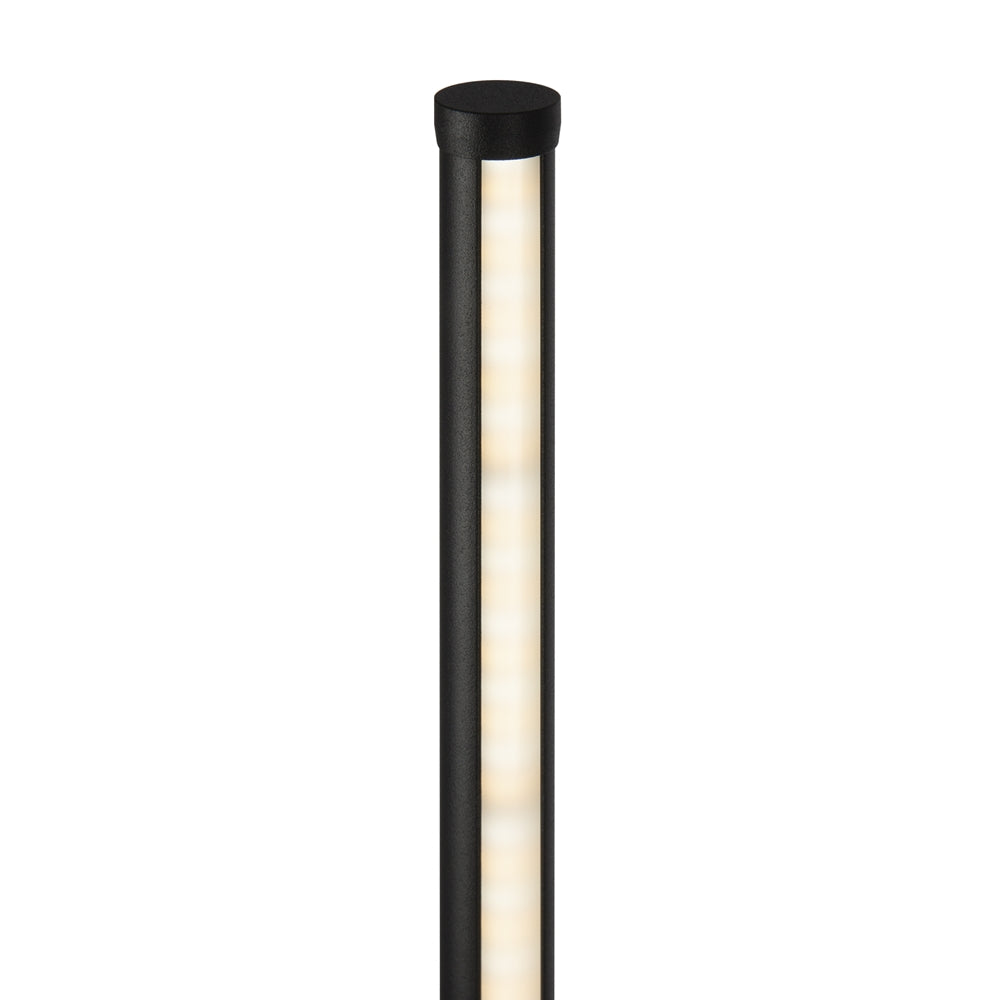 Gros plan sur le sommet du lampadaire, embout noir et partie lumineuse verticale.