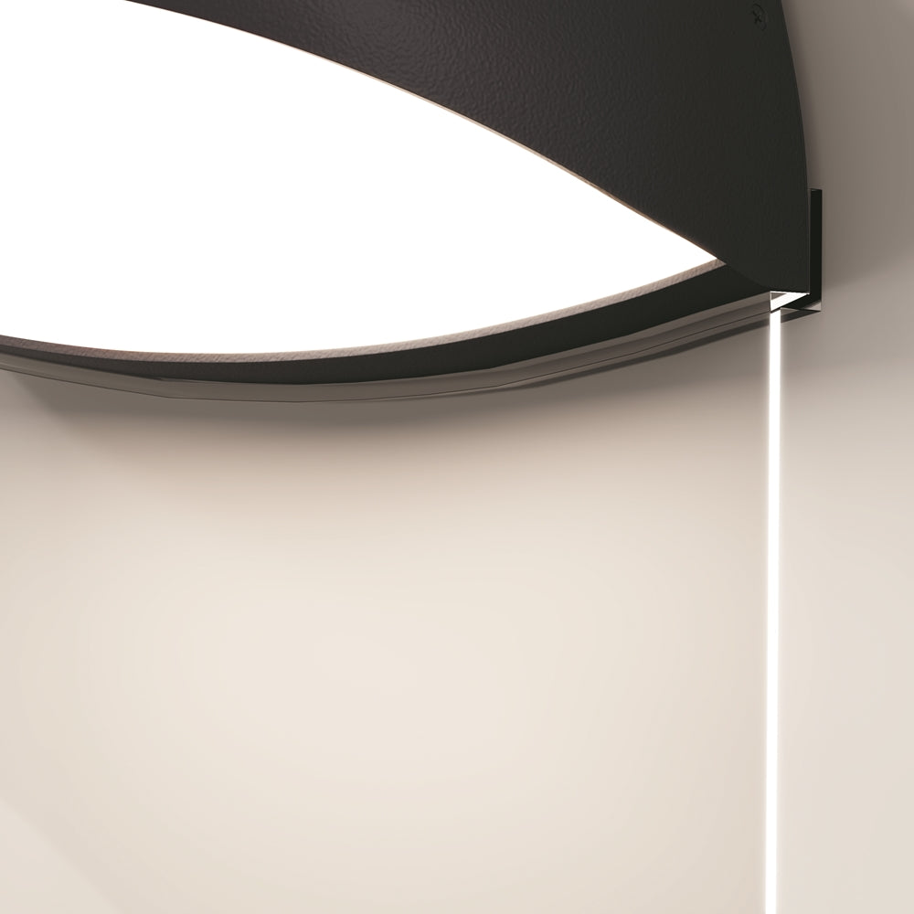 Vue rapprochée du bas de l'applique et du faisceau lumineux blanc