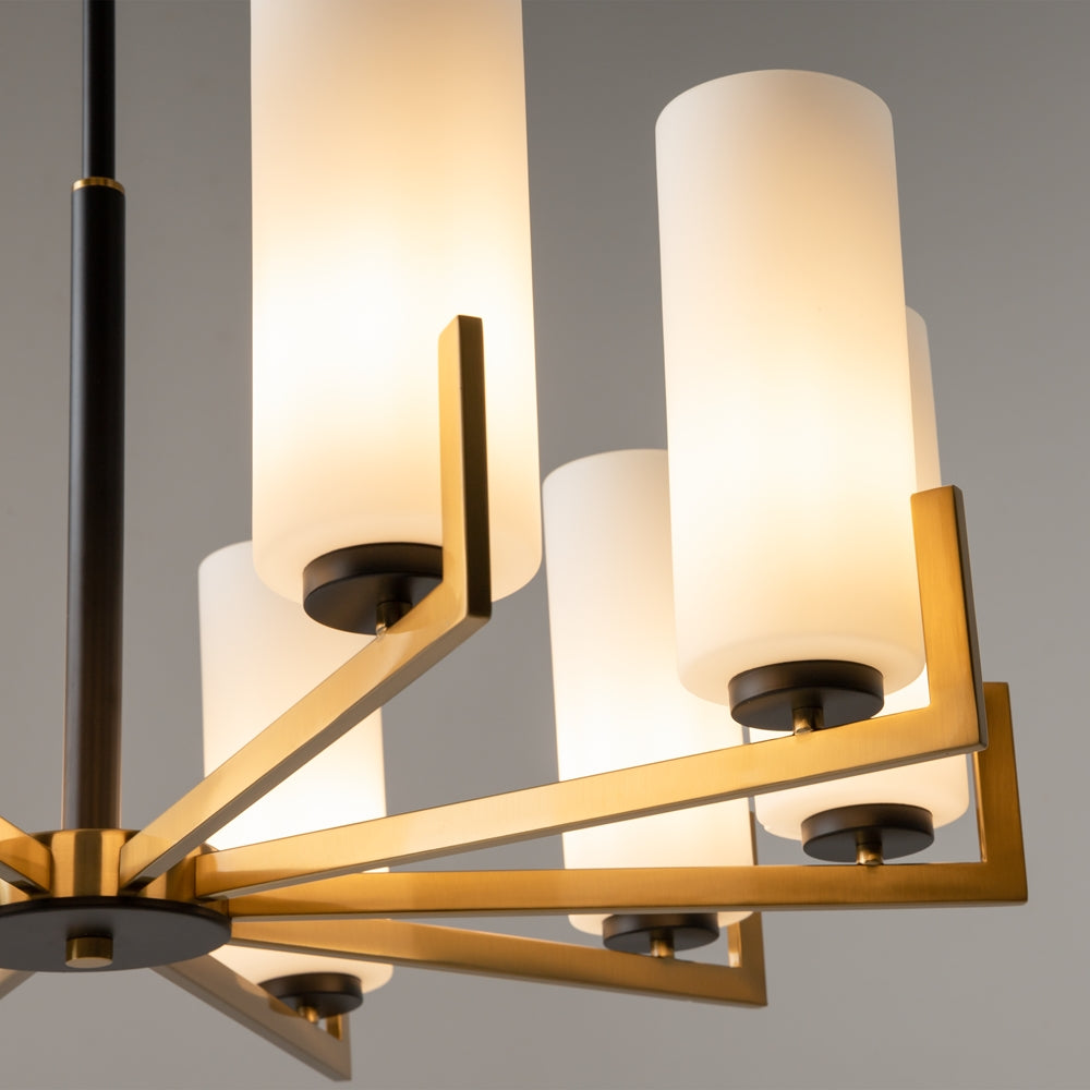 Détail des bras en laiton, supports noirs et abat-jours en verre dépoli