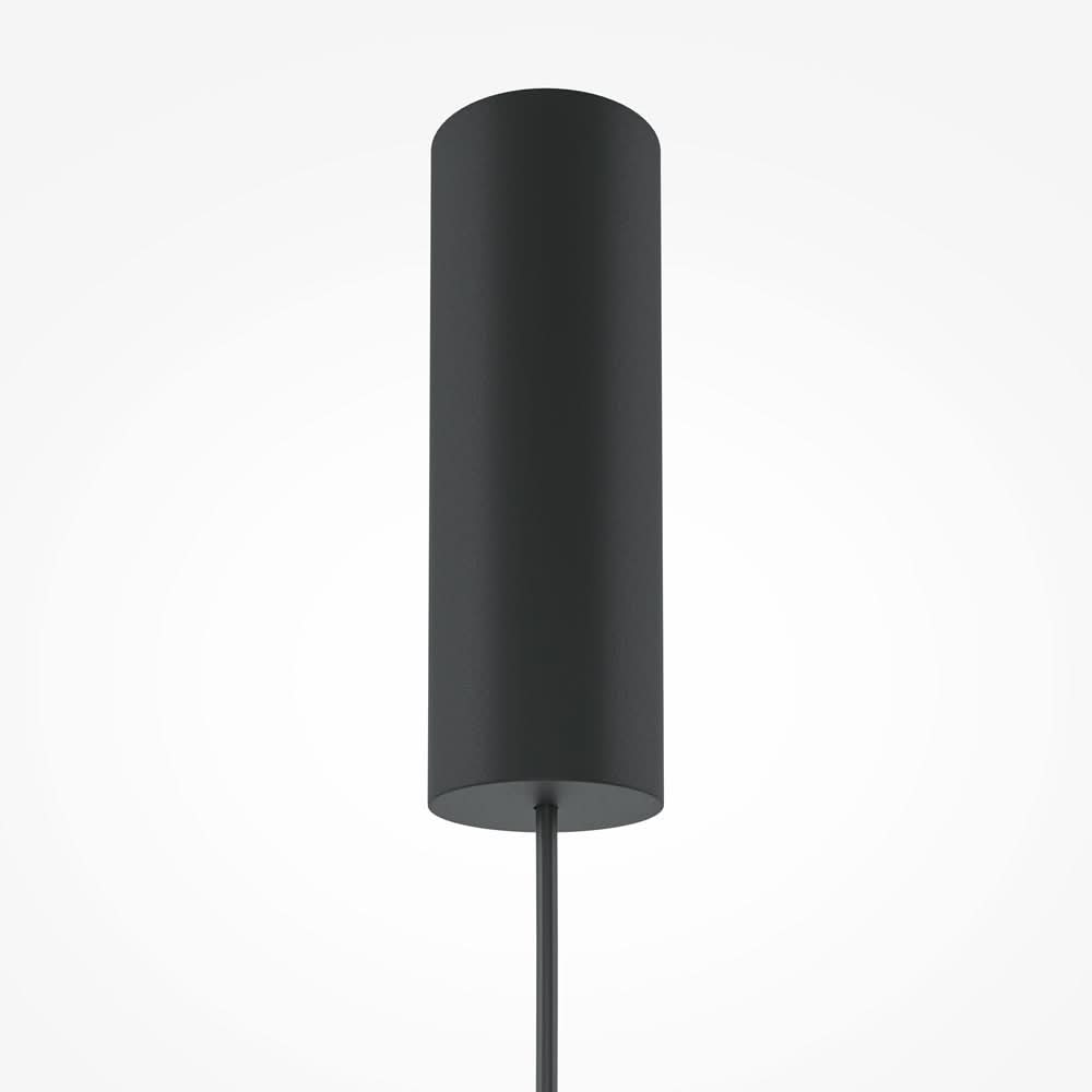 Détail de la rosace cylindrique noire fixée au plafond avec son câble