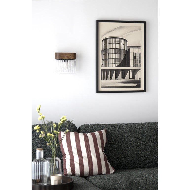 Mise en ambiance non allumée, applique fixée au mur au-dessus d'un canapé