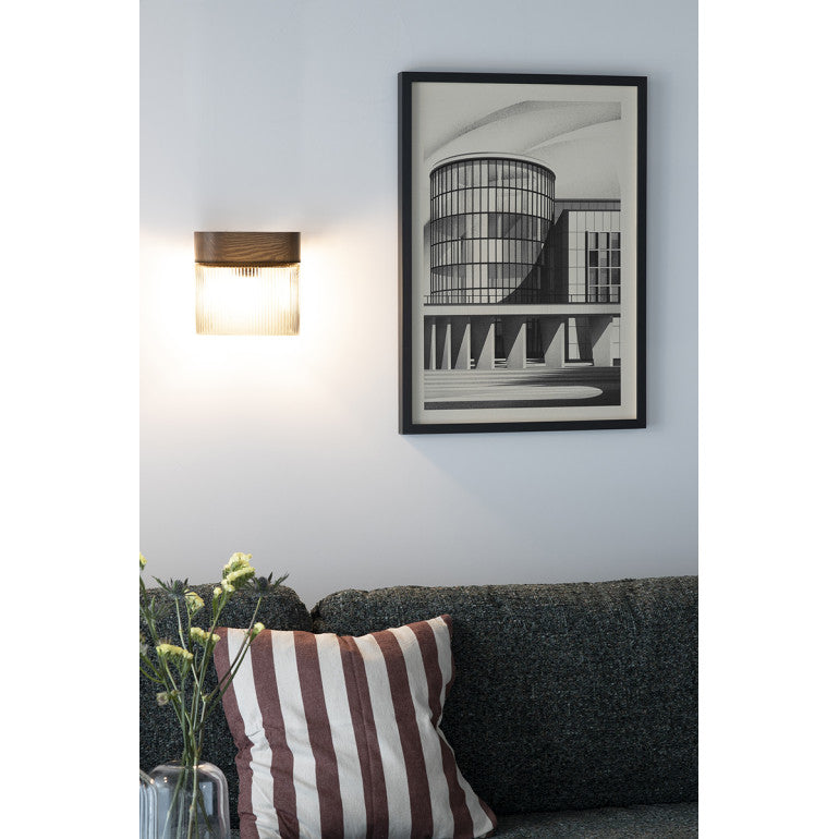 Applique allumée diffusant une lumière chaude dans un salon contemporain
