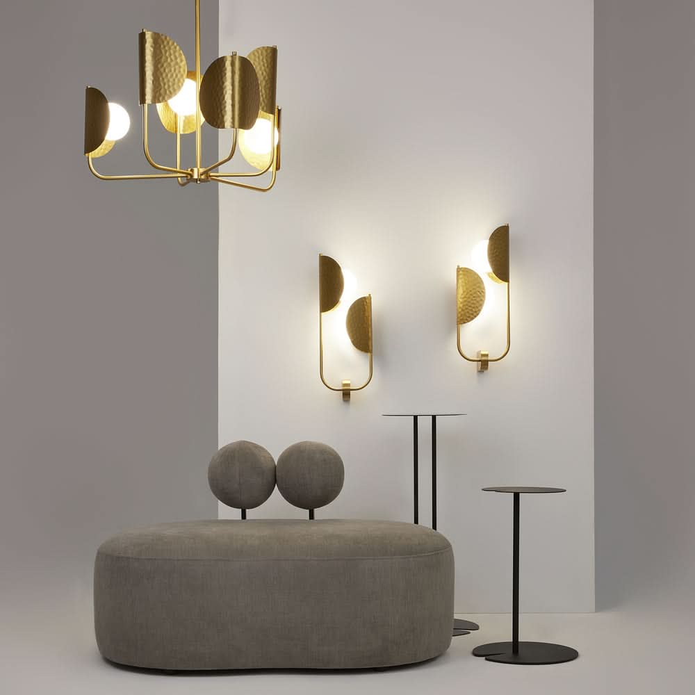 Mise en ambiance avec la suspension et les appliques murales assorties