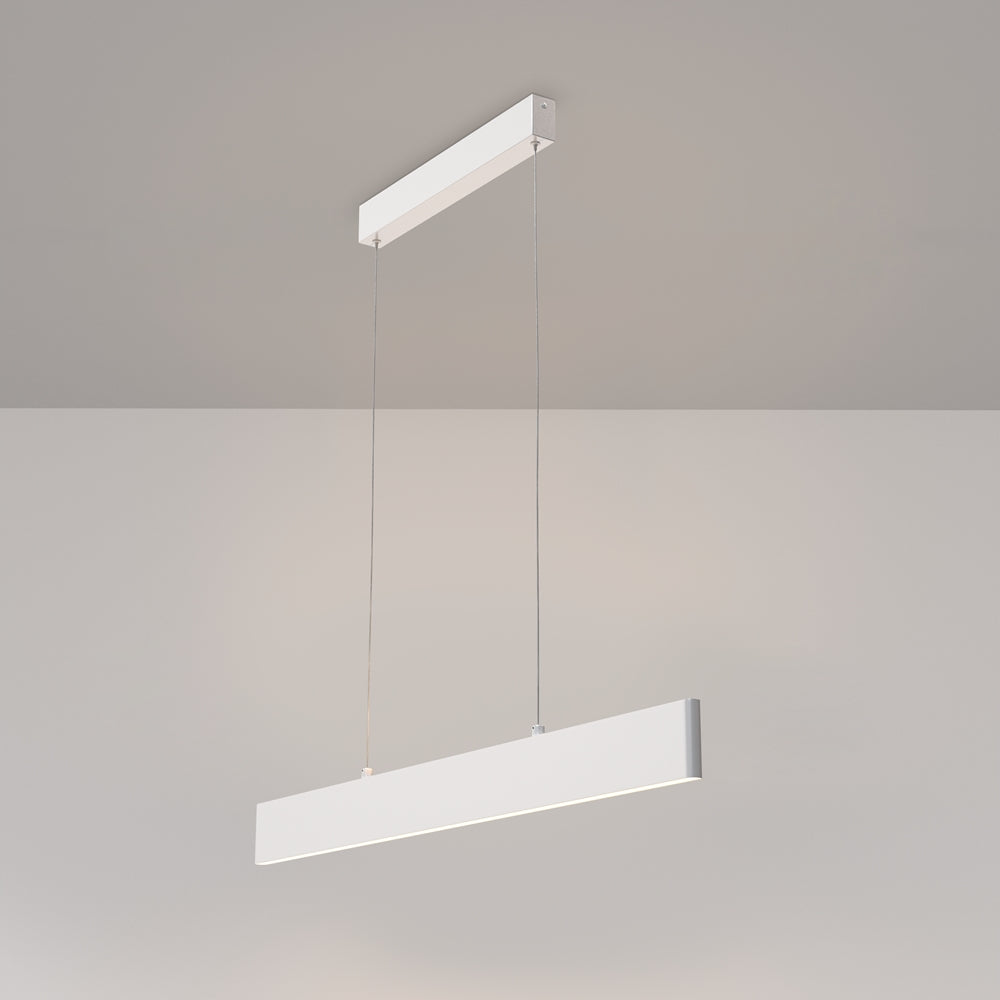 Vue en perspective du luminaire suspendu blanc sous un plafond gris clair