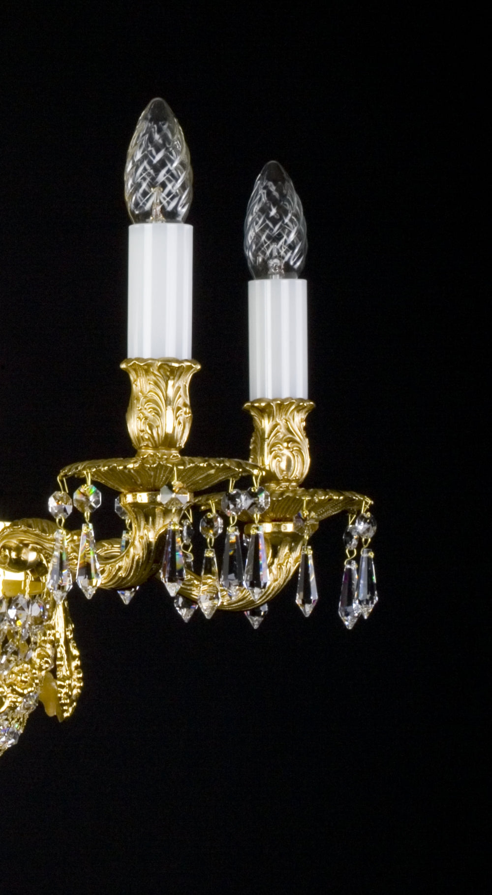 Détail des bobèches ciselées et des pendeloques de cristal taillé