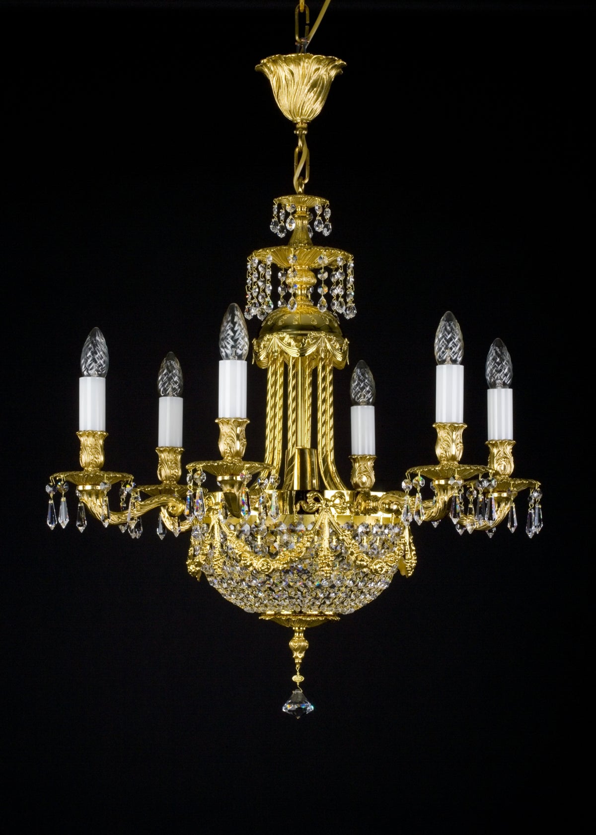 Vue d'ensemble du lustre suspendu avec sa chaîne et sa coupelle