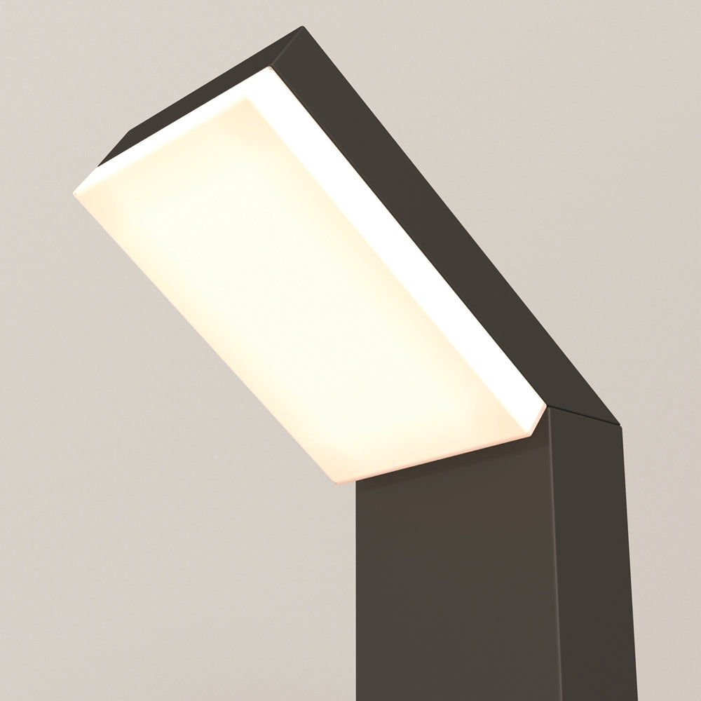 Vue rapprochée du diffuseur allumé et de l'angle incliné du luminaire