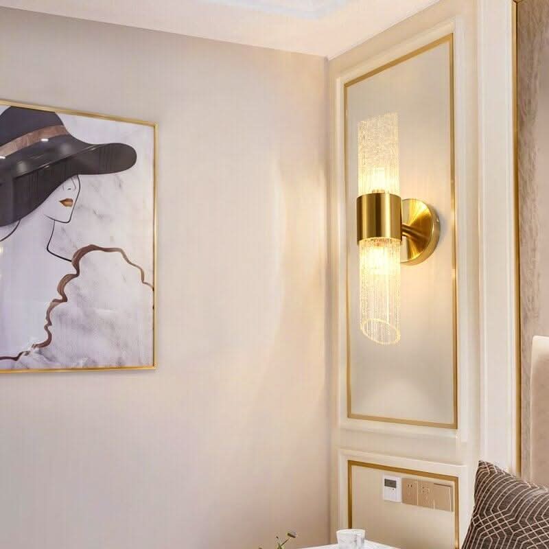 Mise en ambiance chambre, applique près d'un tableau et du lit