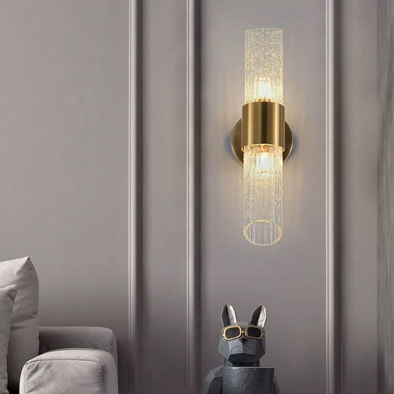 Applique allumée fixée sur mur gris, canapé et chien décoratif