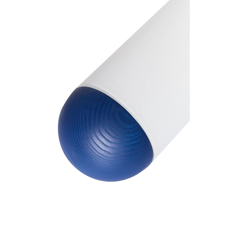 Détail rapproché de l'embout bleu strié au bout d'un diffuseur cylindrique blanc.