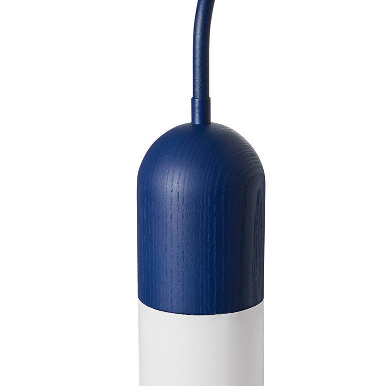 Détail du haut de cylindre bleu, texture bois striée et raccord du câble