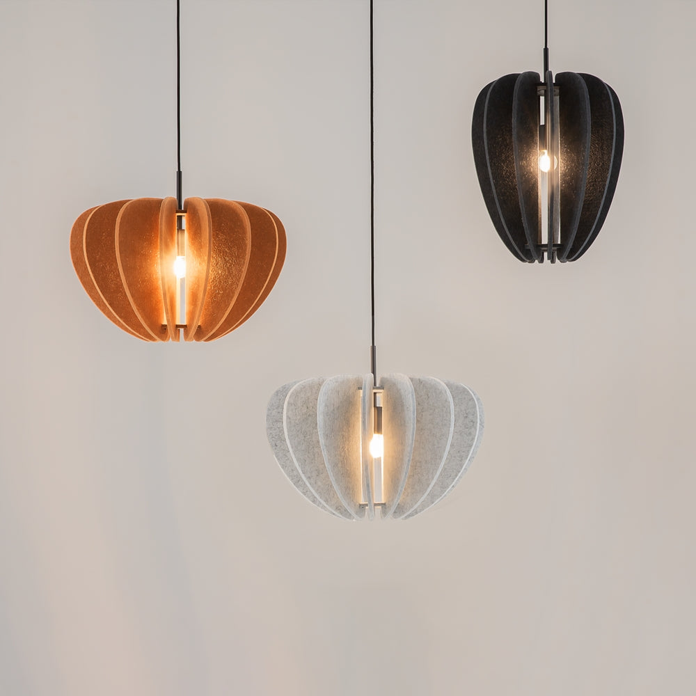 Trois suspensions de coloris différents : blanc, terracotta et noir