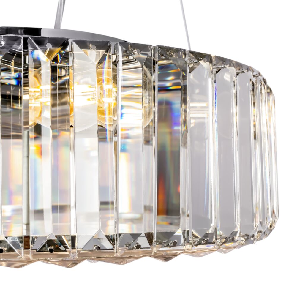 Gros plan sur les prismes de cristal verticaux et leurs reflets iridescents
