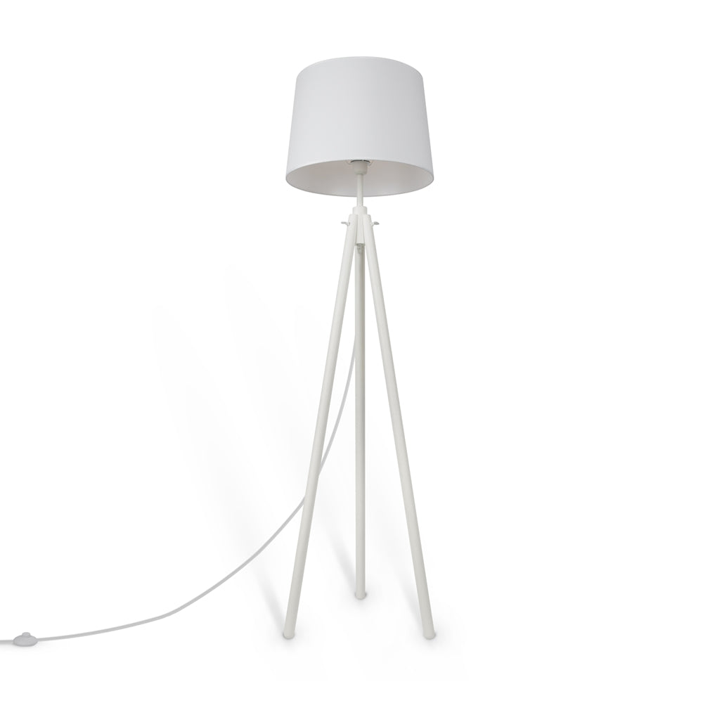 Vue plongeante du lampadaire blanc montrant l'abat-jour et la prise électrique