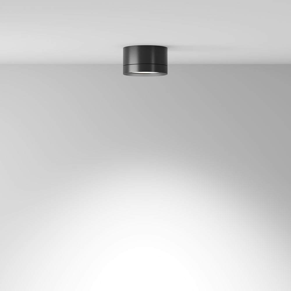 Mise en ambiance d'un plafonnier fixé au plafond dans une pièce vide