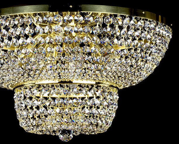 Gros plan du bas du luminaire, anneaux de cristaux et boule centrale.
