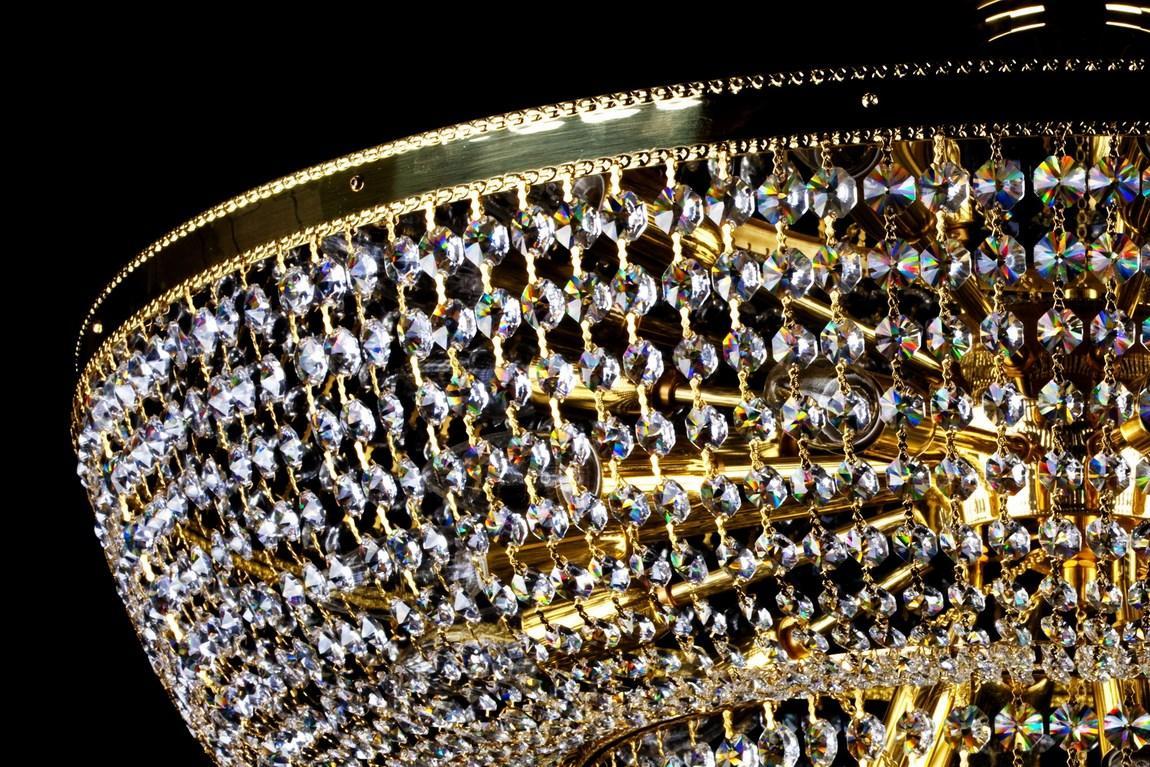 Détail du cercle doré supérieur et des rangées de cristaux taillés suspendus