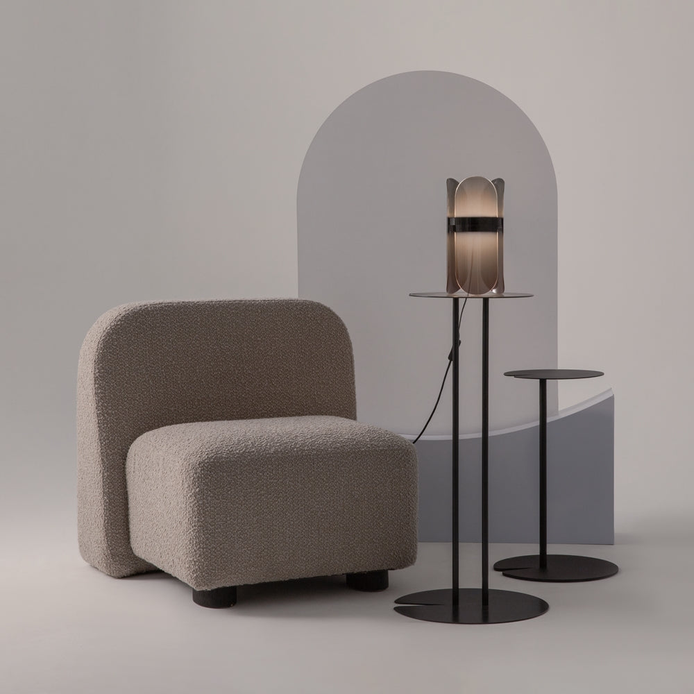 Mise en ambiance salon avec fauteuil bouclé et table d appoint noire