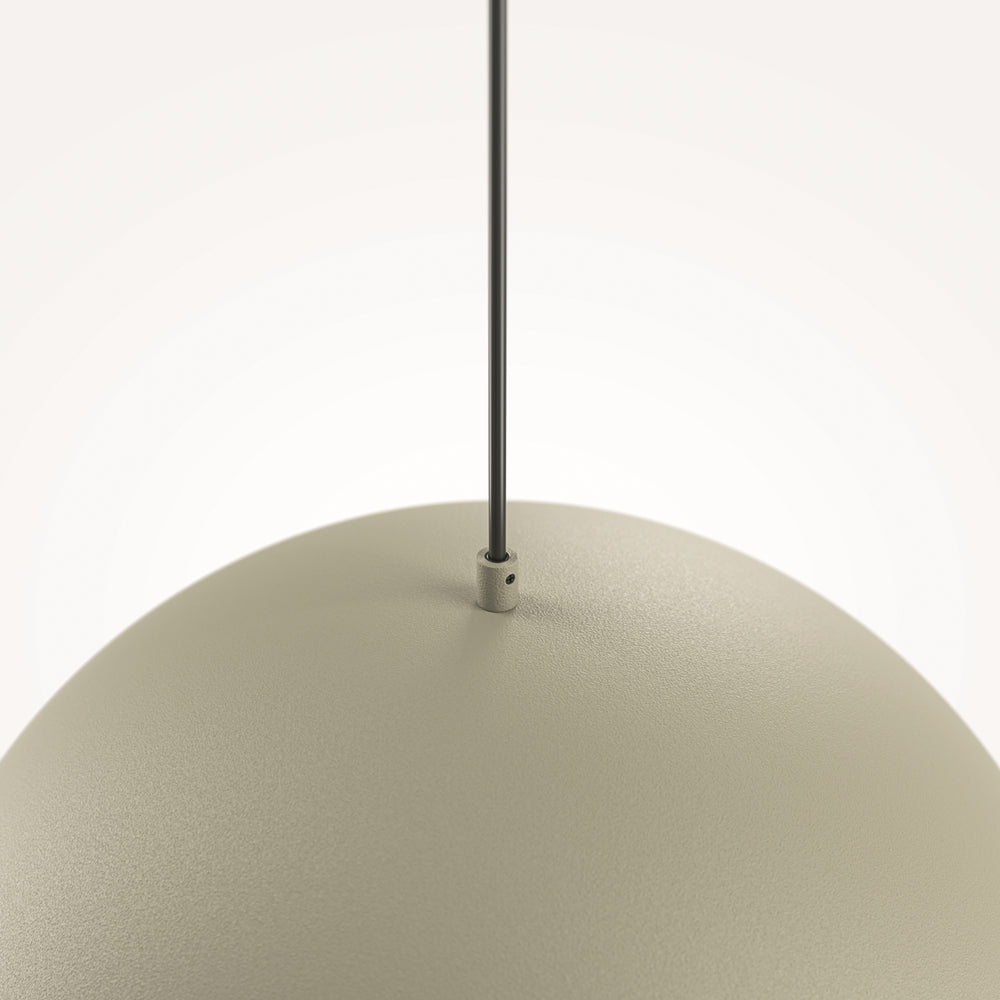 Gros plan sur la surface texturée mate et son anneau de fixation
