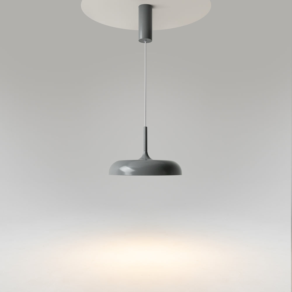 Vue en situation du luminaire suspendu, abat-jour gris légèrement incliné